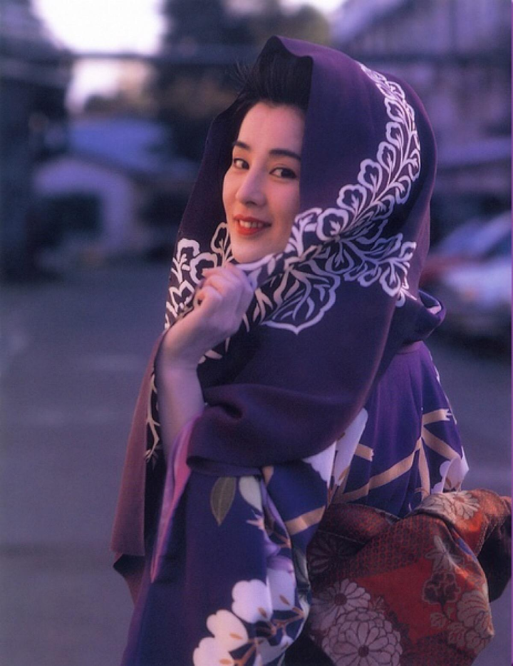 美人从不迟暮,日本女神吉永小百合的素净穿搭,气质又高级,美得优雅