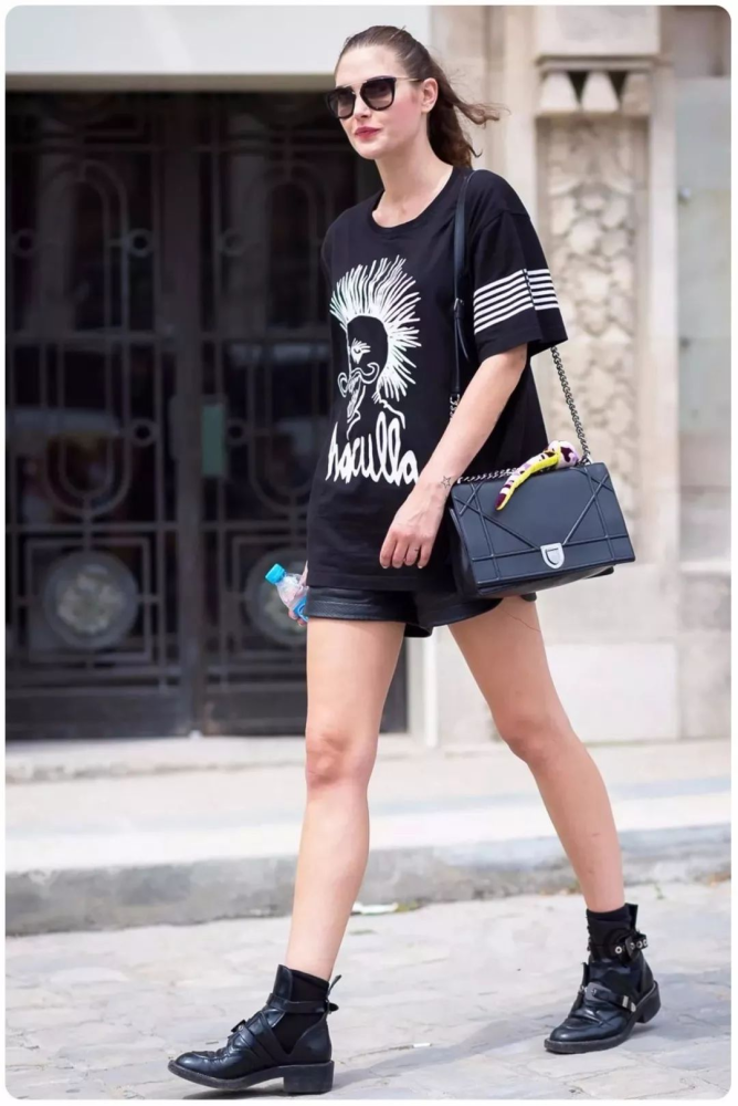 蒋雯丽真洋气穿白色长款t恤配紧身裤走机场简单利落清爽随性