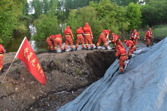 且根据气象部门预测,预计今日呼玛县呼玛镇出现洪峰洪峰水位100