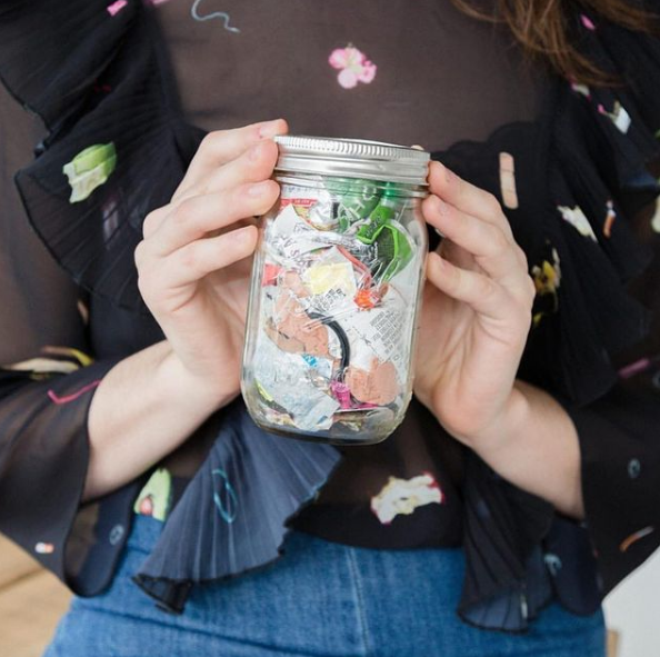 在这个小小的玻璃罐里,是女孩lauren singer 过去四年的全部垃圾.