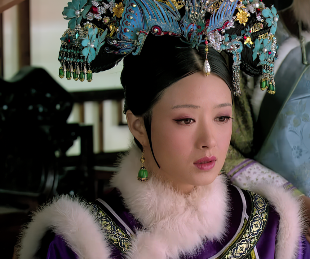 旗头,皇后的雍容华贵,呈现椭圆形,刚好衬托高贵的身份,更是与其他妃嫔