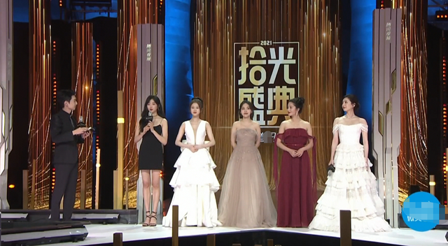 拾光盛典颜值大赏:杨幂性感俏皮,热巴大秀美背,白百何金饰华丽