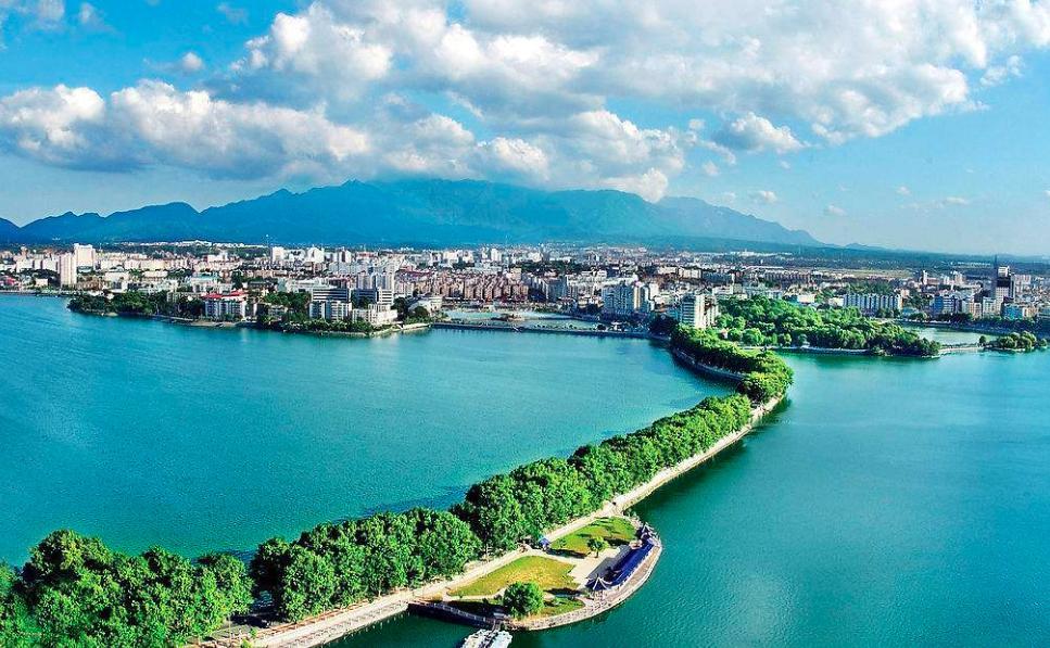 1985年,江国镇又被调任到了九江担任中共九江市委副书记,市长,九江