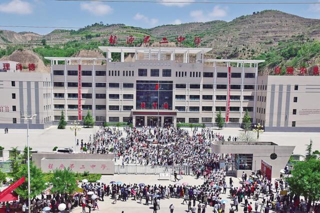 华池一中考点门前,一位父亲为女儿加油鼓劲.