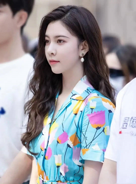 宋妍霏身穿蓝色印花裙化身夏日清新少女只是蒜头鼻不太美