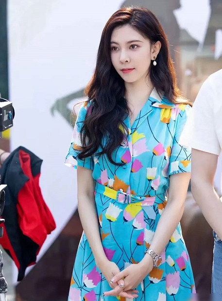 宋妍霏身穿蓝色印花裙,化身夏日清新少女,只是"蒜头鼻"不太美