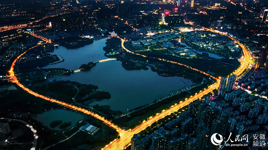 安徽合肥翡翠湖公园,从高空俯瞰,环湖的道路相互交汇形成了爱心的形状