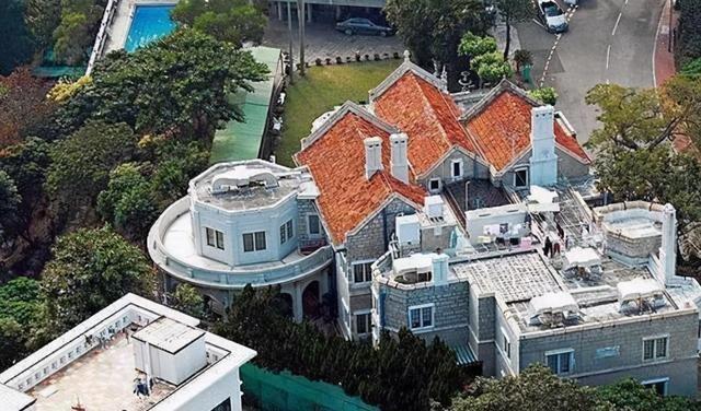 参观郭晶晶香港豪宅,却被楼顶晾满的衣服吸引了眼球,网友:太接地气!