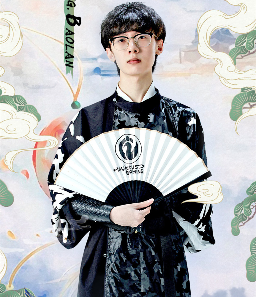 17位选手解锁汉服皮肤!karsa不愧是电竞男模,看到lwx后笑出了声