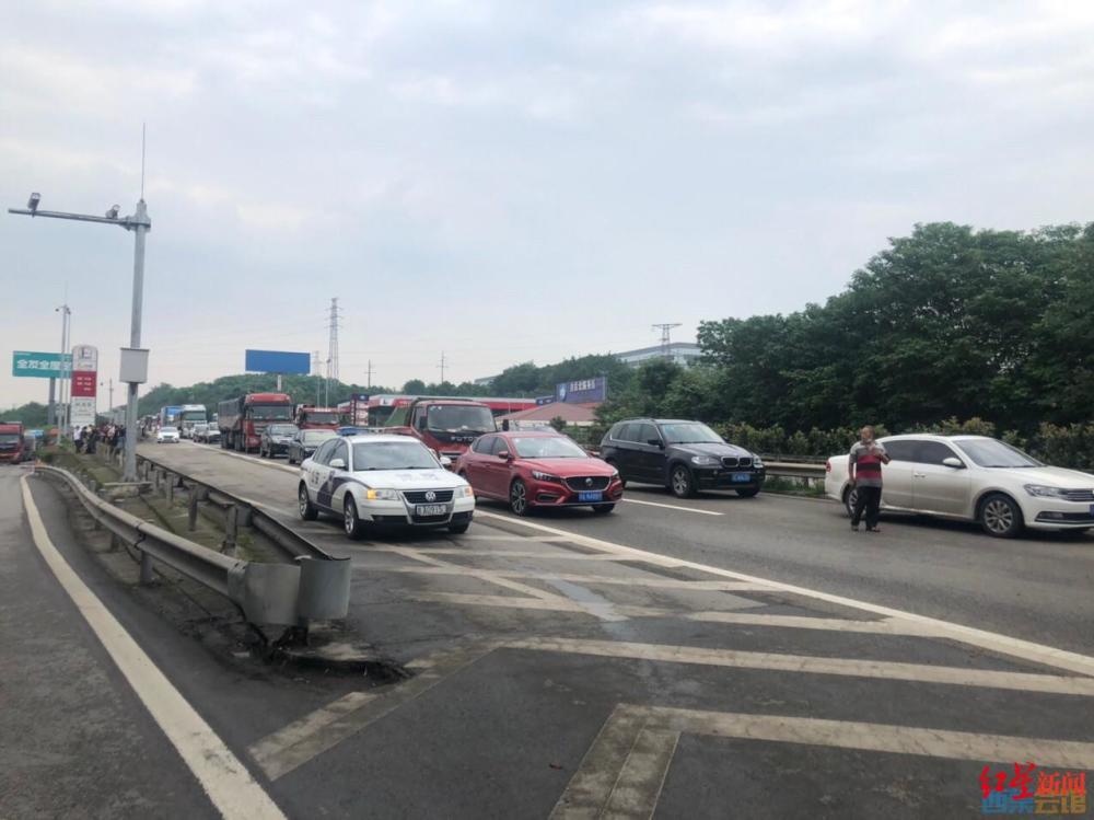 車禍致油罐車漏油 銀昆高速自貢北服務區路段請謹慎駕駛或繞行