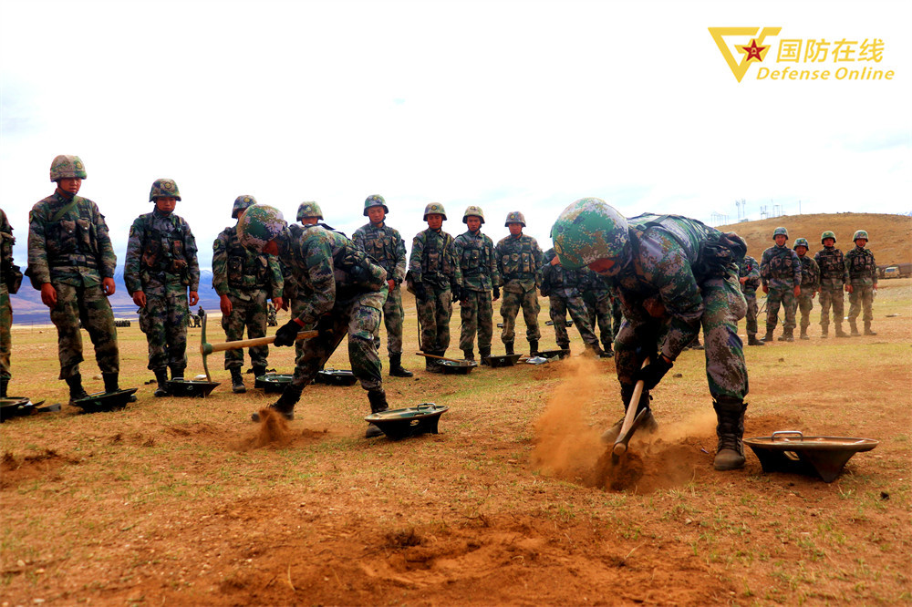 第77集团军某旅迫击炮集训在雪域高原全面展开,诸多复杂课目训练对
