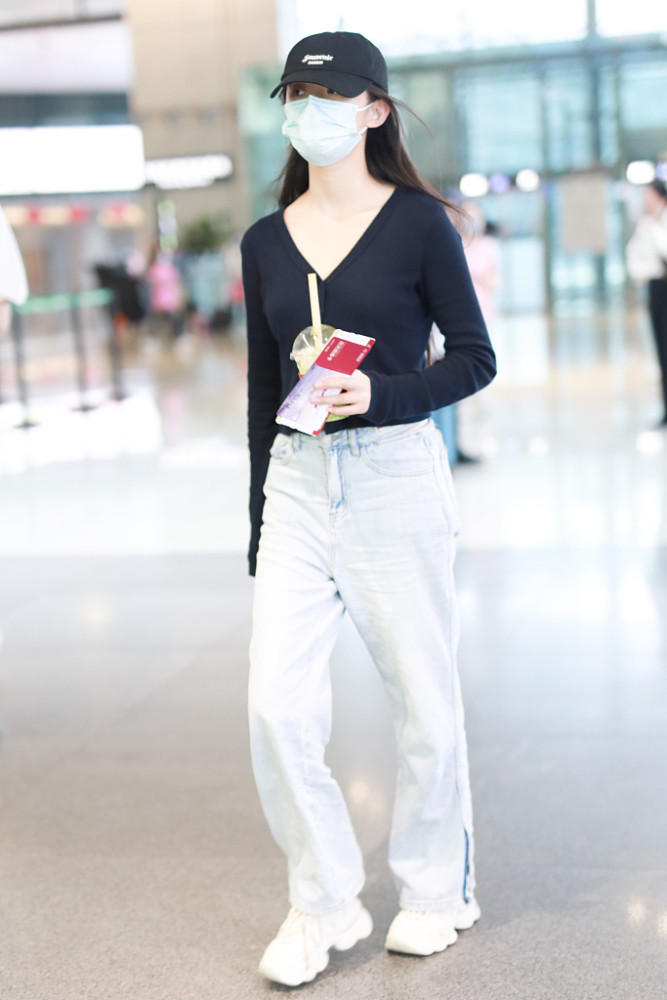 林允街拍:针织短上衣牛仔阔腿裤 厚底鞋棒球帽轻松休闲