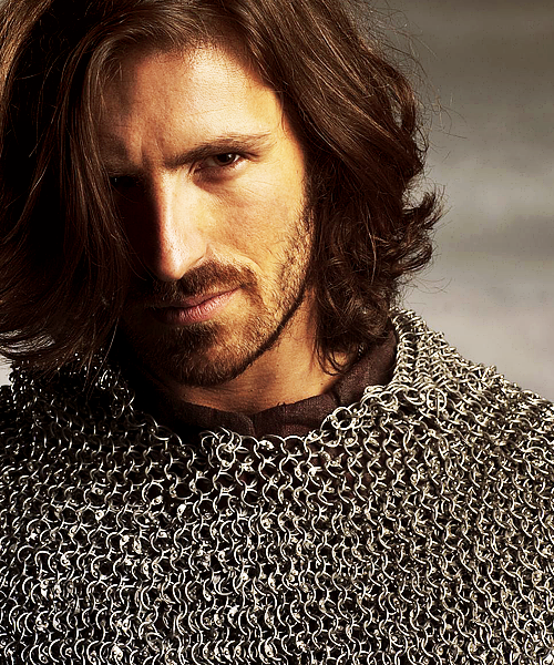 毕竟安雅曾经的眼光是这样的:马肯曾出演过《生化危机》,《关闭》