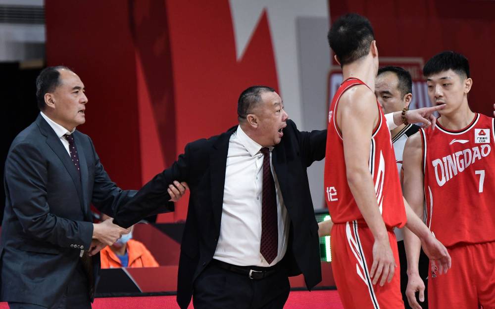 达柳斯-亚当斯 20-21赛季CBA回顾（青岛篇）：成也亚当斯，败也亚当斯！
