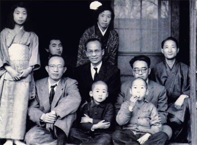 胡兰成一生八段情史,与张爱玲最让人感慨,晚年与佘爱珍携手终老