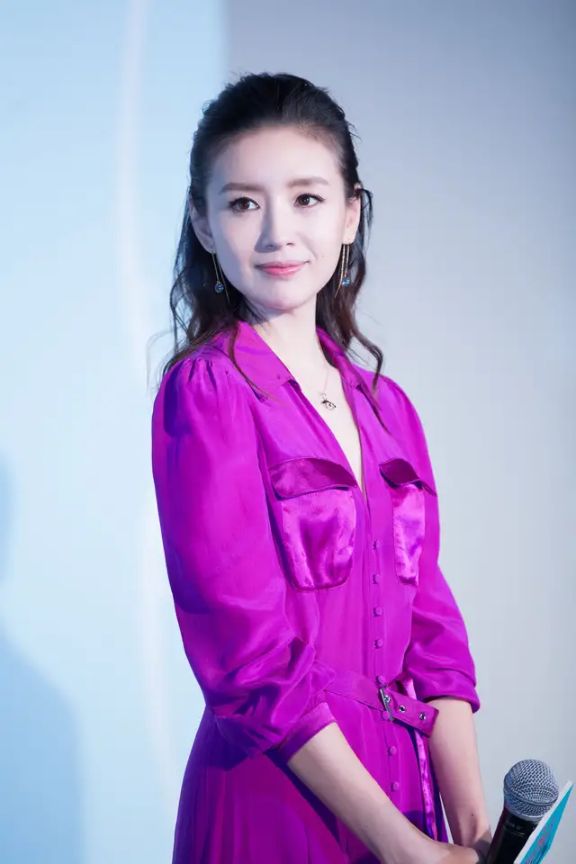 又被董洁的美貌惊艳到了一袭紫色长裙浪漫优雅美回冷清秋时期