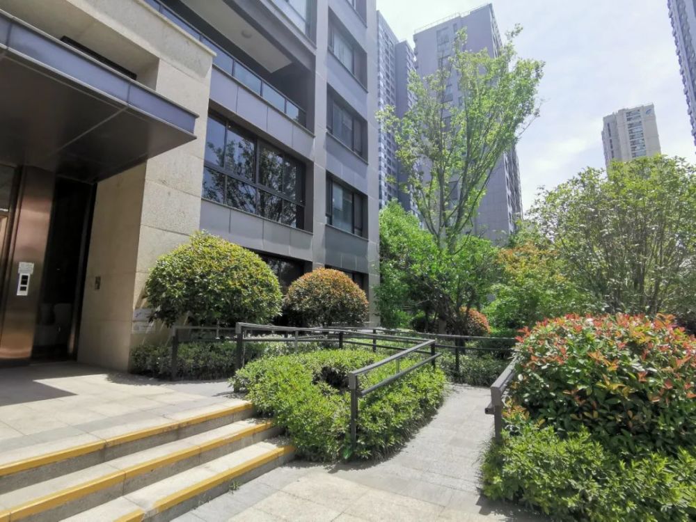 入户单元门口,有台阶,有方便轮椅,儿童推车等通行的坡道.