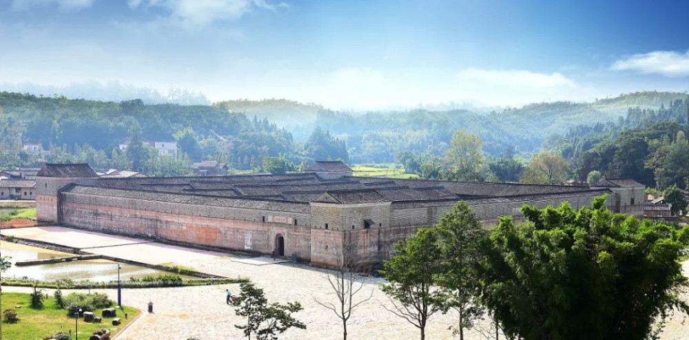 也有龙南经开区党工委,管委会职务既有龙南市党政职务钟旭辉的现任