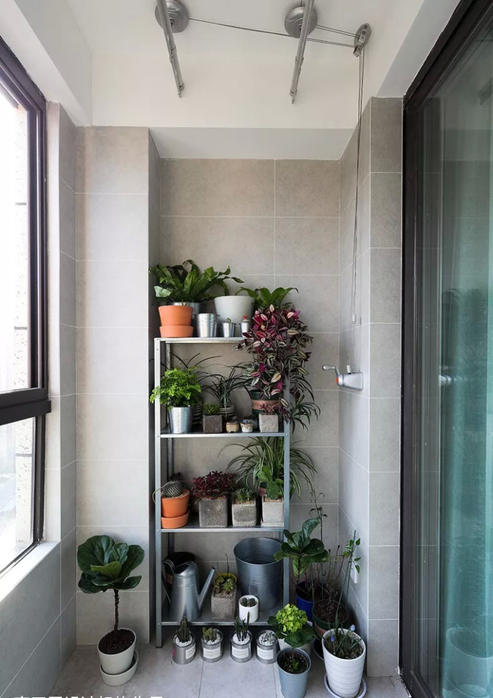 房,看看它竟然可以美成这样,视野非常开阔,沿着阳台边设计了一排卡座