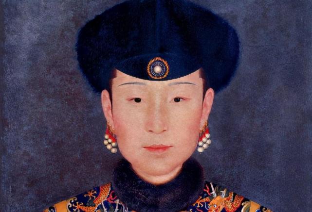 思翰,曾祖父是历仕康雍乾三朝的不倒翁马齐,姑祖母是乾隆原配孝贤皇后