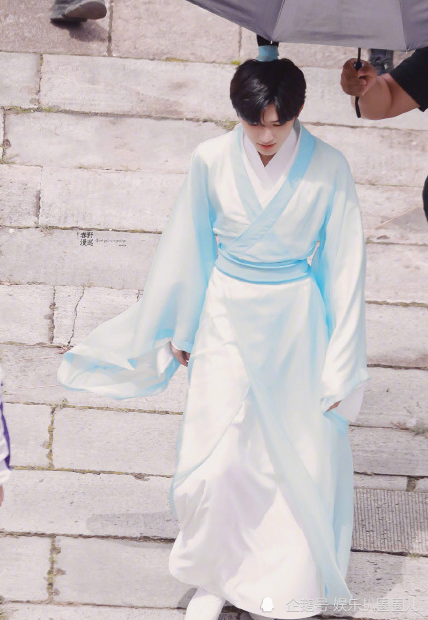 宋亚轩晒综艺新造型,比起腰,翩翩如玉公子轩更绝的是他的手_腾讯新闻