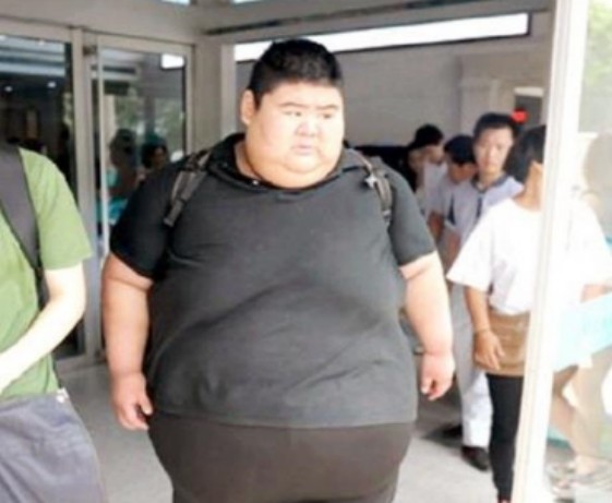 王浩楠日子过得悠闲自得,体重更是直线上升,达到了600多斤!
