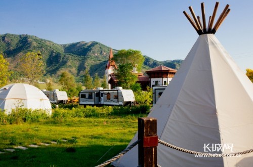 位于大海陀乡的海坨小镇是赤城县引进北京奥伦达公司,投资30多亿元