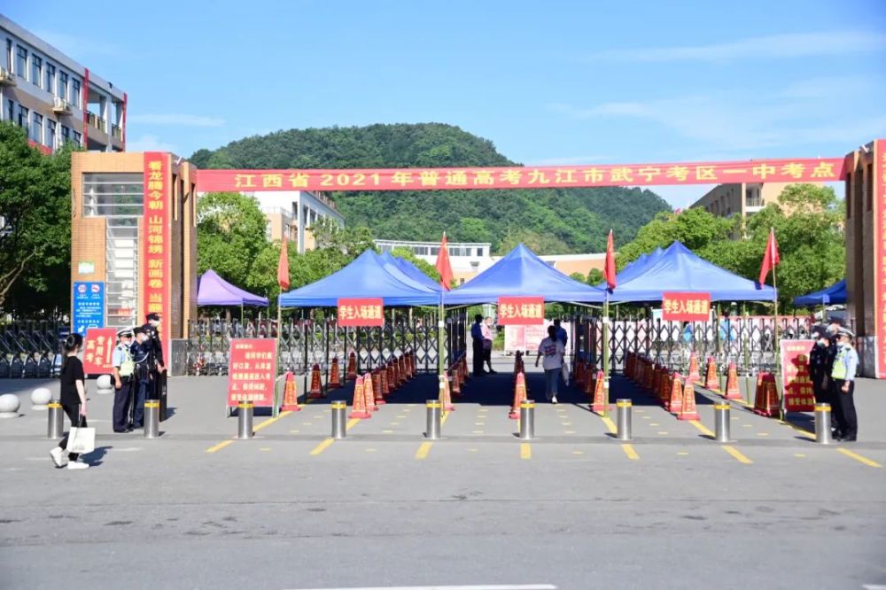 武宁公安交警开启高考"护航模式"