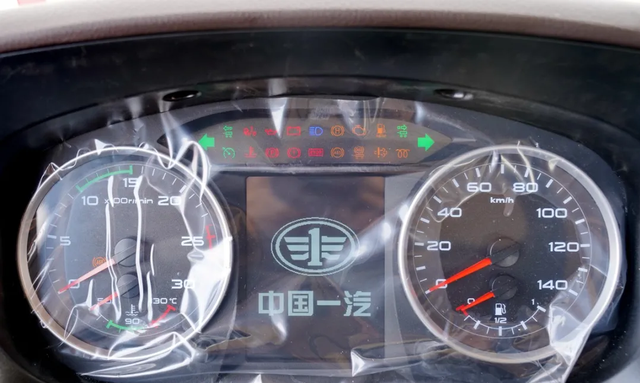 新车仪表盘包装塑料纸都没有撕掉,仪表盘设计非常简洁,左侧转速,水温