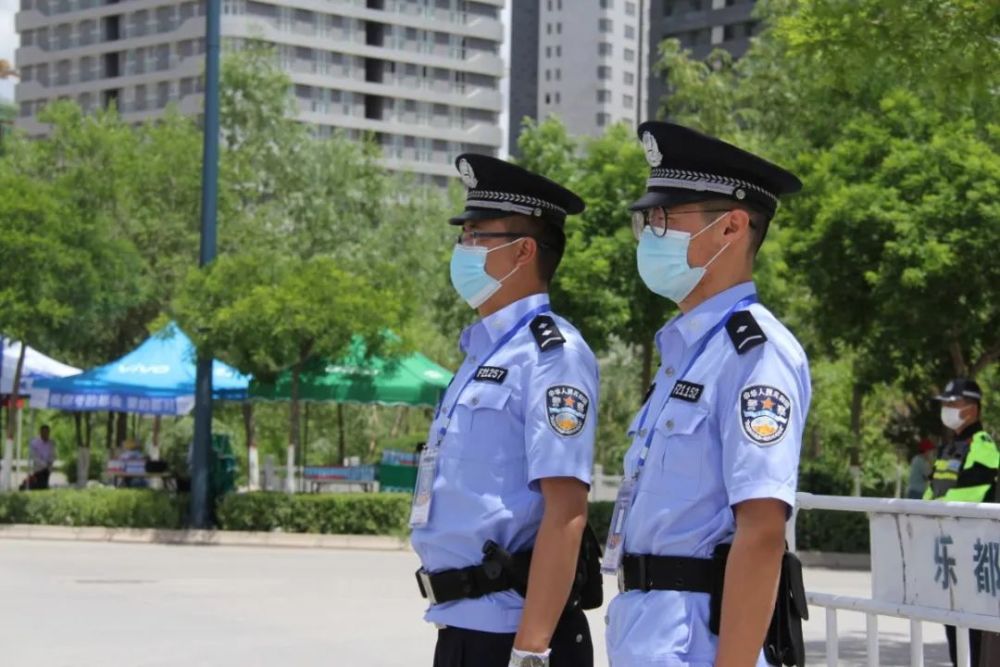 公安蓝2021高考场外最美警色