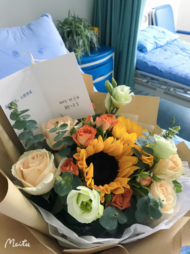 医护人员送的花6月8日下午考试结束,该考生仍由医生和护士陪同返回