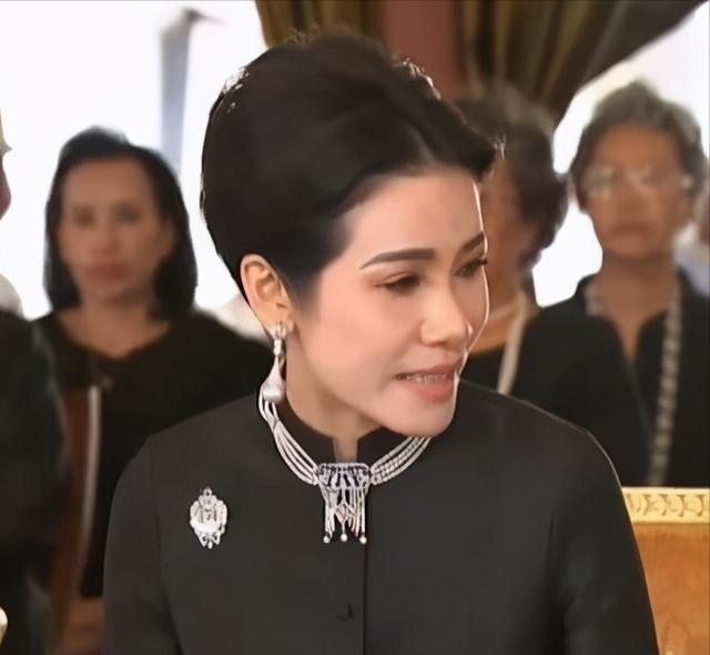 不过,诗妮娜进监狱不到一年,玛哈又再度将诗妮娜风