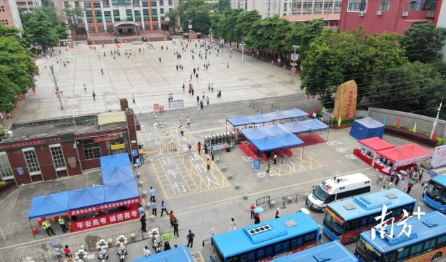 5580名英德学子奔赴"考场".民警护送"高考大巴"前往考点.