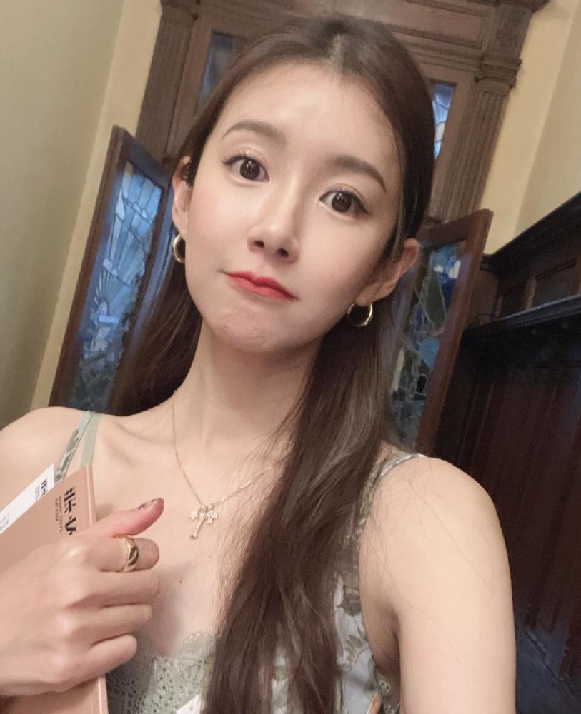张子萱真的是带货达人,穿的碎花裙温柔还感性,怪不得能迷住陈赫_腾讯