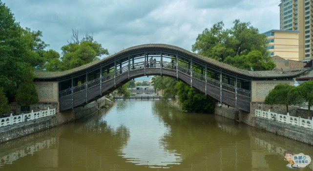 我国唯一的纯木质叠梁拱桥堪称千里渭河第一桥已有600多年历史