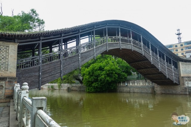 我国唯一的纯木质叠梁拱桥 堪称千里渭河第一桥 已有600多年历史