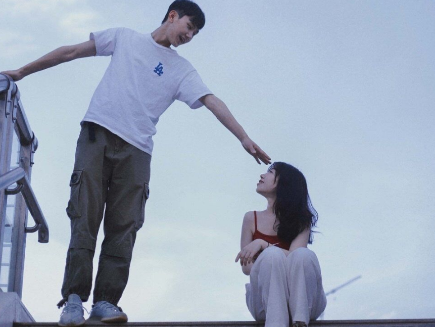 云南青年男女拍摄靓丽情侣照弥漫青春芳华