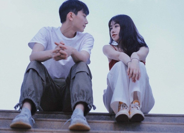 云南青年男女拍摄靓丽情侣照弥漫青春芳华