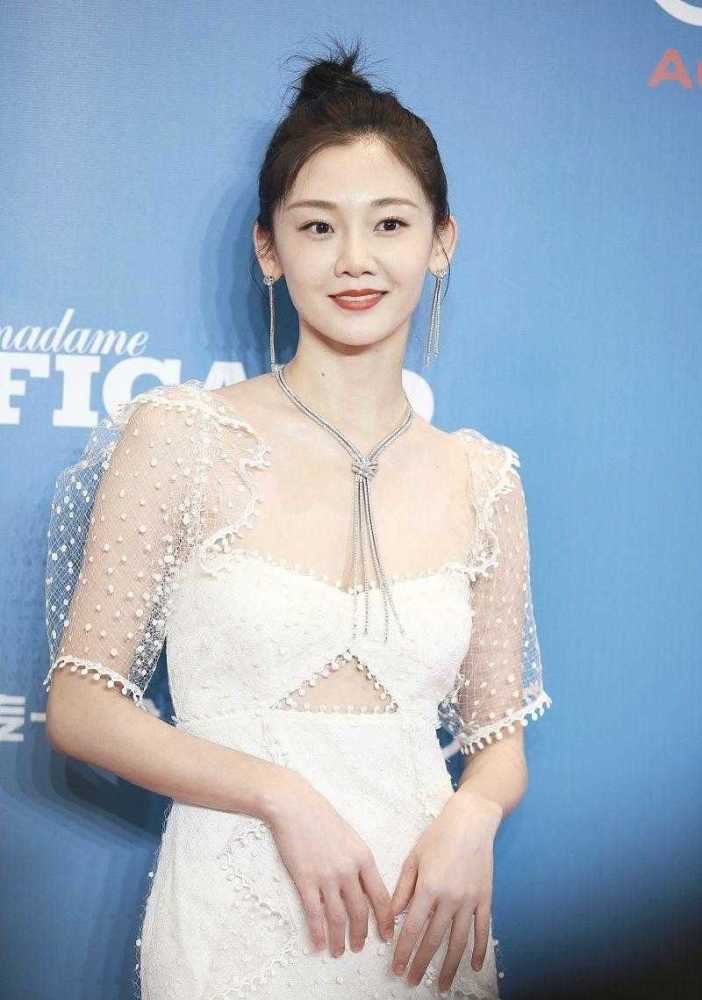 郑恺老婆苗苗真迷人一袭白色连衣裙亮相被宠着的女人真美