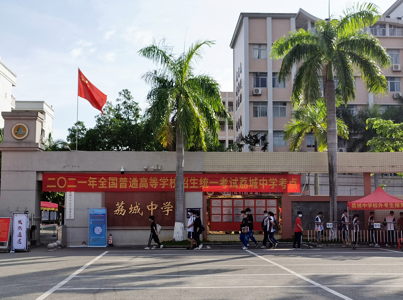 今天早上8时10分 在荔城中学考点 陪考的家长只有零散几人 有了第一天