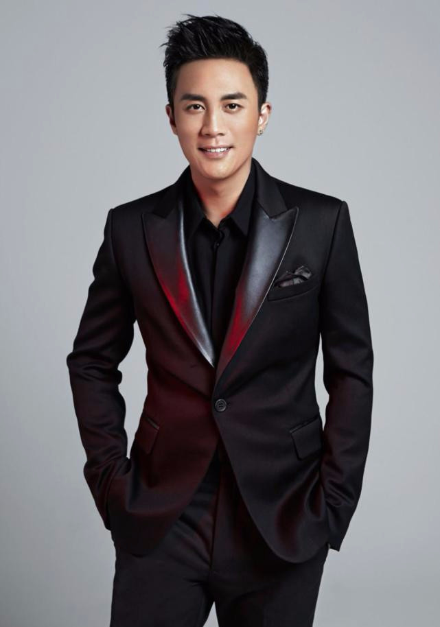 王灿高调炫富,晒价值300万豪车称是自己挣的,网友质疑:没依靠杜淳?