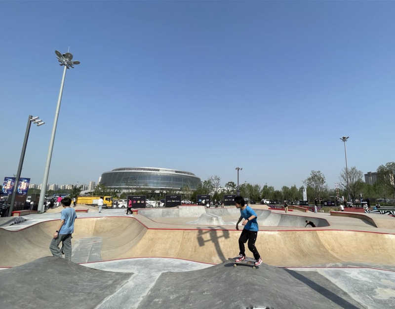 融创文旅在融创茂的东广场落地了turnpro滑板公园,刚开业就有不少滑板