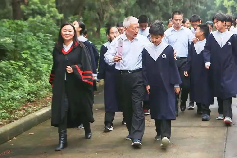 你们还记得此情此景,不免让人想起太湖大学堂的毕业生们,毕业后的你们