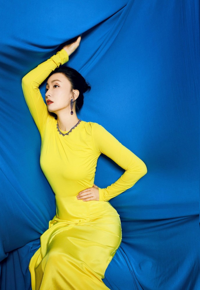 陶虹穿柠檬黄裙拍写真超抢镜好身材凸显完美曲线