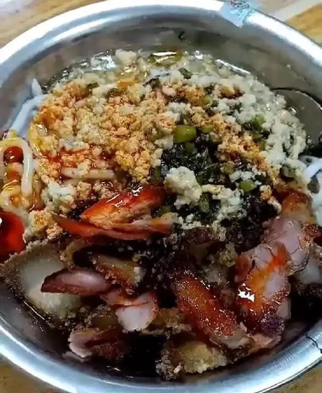 大頭粉:龍岸鎮的特色美食,主要原料是龍岸優質大米磨成粉,不同於濾粉