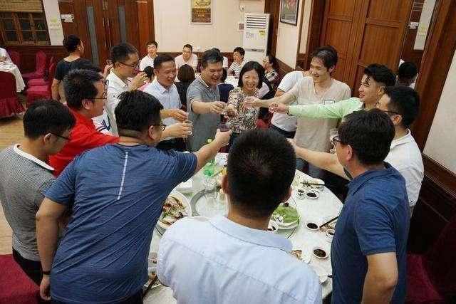 饭局排行_林志玲柳岩大S刘亦菲揭明星饭局身价排行榜(图)(1)_时尚_光明网