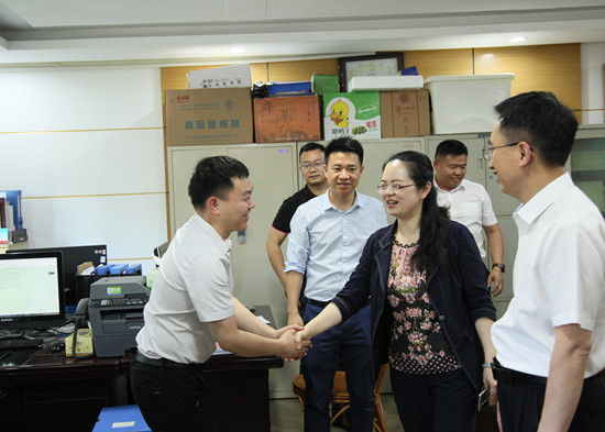 吴俞萍走访区人大区政协及区政府办