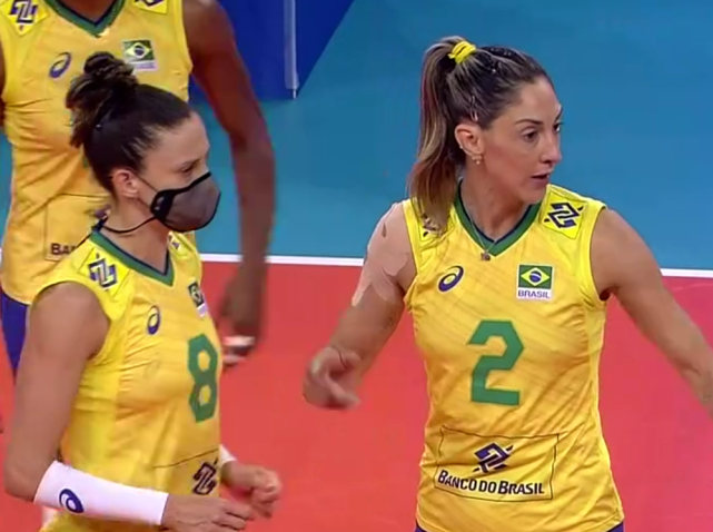 巴西女排主二传戴着口罩与中国女排比赛,她不闷吗?