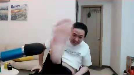 吕德华面对镜头暴怒还用天残脚猛踹桌子得知原因后让网友笑落门牙