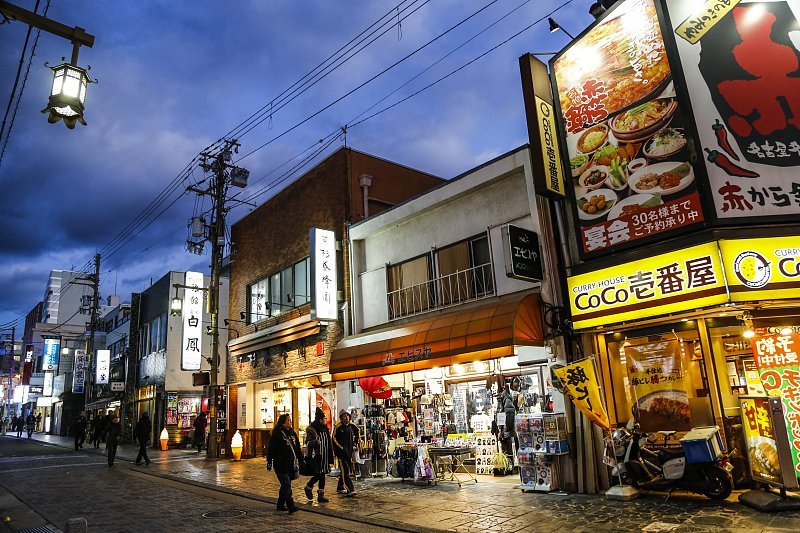 社会“怪象”：商铺纷纷倒闭，满大街都是餐饮店、药店和房产中介